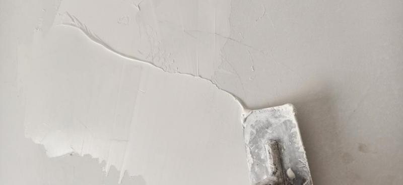 Un pon&ccedil;age et un rebouchage soign&eacute;s conditionnent la qualit&eacute; finale d'une peinture int&eacute;rieure