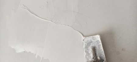 Un pon&ccedil;age et un rebouchage soign&eacute;s conditionnent la qualit&eacute; finale d'une peinture int&eacute;rieure